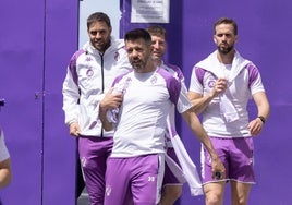 Pezzolano, seguido por varios de sus ayudantes, tras el entrenamiento del Real Valladolid de este jueves.