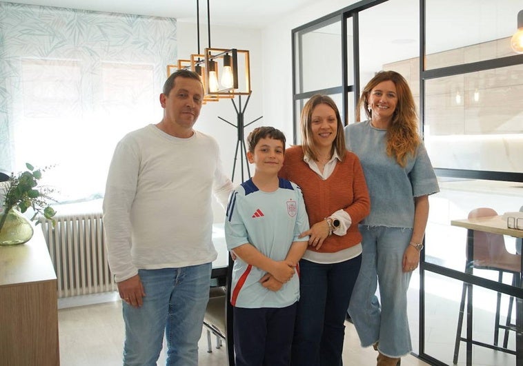 Carlos Pelayo y Marta Calleja con su hijo Manuel y la arquitecta Mercedes González.