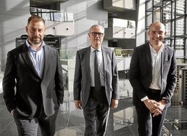 Iván Rodríguez, CEO de Mar Adentro y Grupo La Alondra; Félix Moracho presidente de Huercasa, y Enrique Espinel, director de operaciones de Civitatis (que recogió el premio en nombre de Alberto Gutiérrez, CEO de Civitatis, que se encuentra en Estados Unidos).