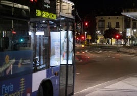 Imagen de archivo de un autobús urbano de Auvasa circulando de noche por Valladolid.