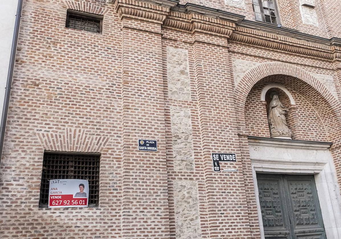 Iglesia de Las Brígidas, con el cartel de en venta.