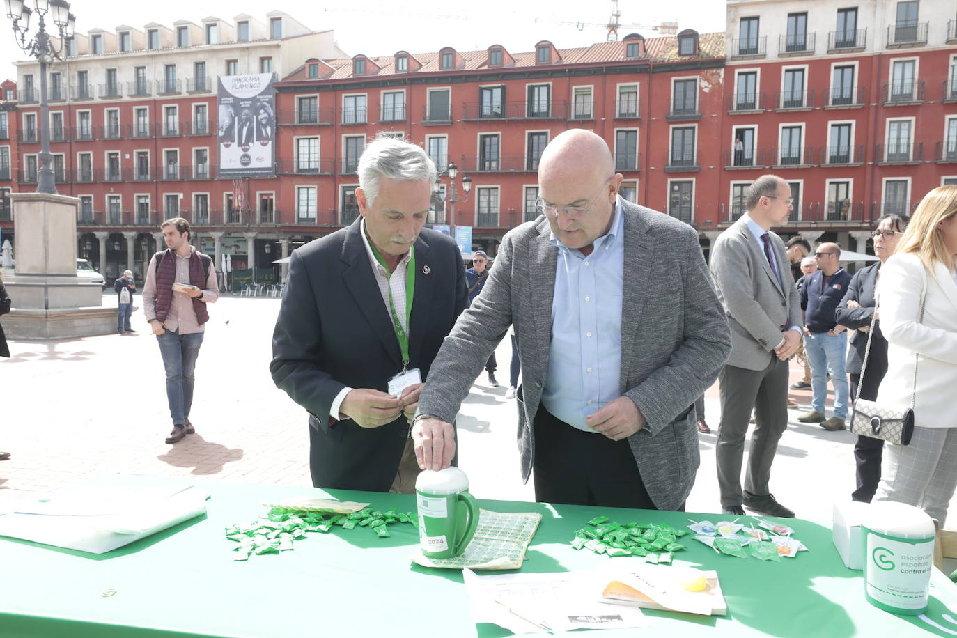 Artemio Domínguez, presidente provincial de la AECC, recoge la aportación del alcalde Jesús Julio Carnero