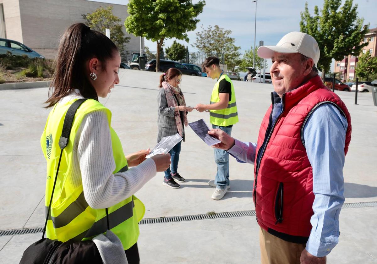 Los alumnos del IES Parquesol explican a vecinos del barrio la importancia de las elecciones europeas.