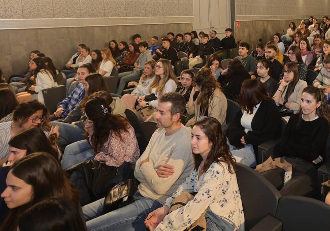 Alumnos de la Escuela de Enfermería en la XI Jornada 'Creando Enfermería' en el Centro Cultural.