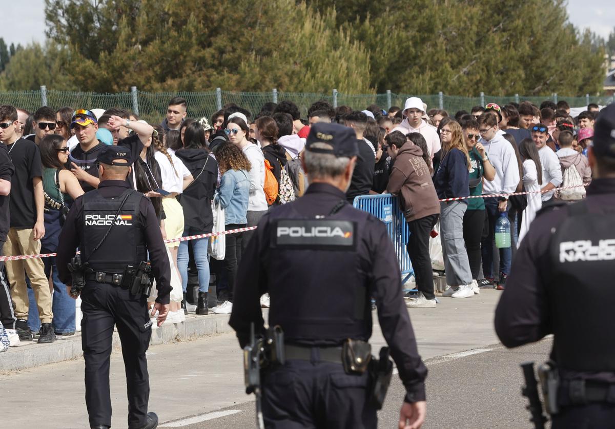 Policías nacionales controlan la zona de acceso al recinto en la fiesta de la ITA el año pasado.