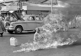 Fotografiá de un monje budista quemándose en Saigon en 1963. Aquí se encuentra el origen de la expresión quemarse a lo bonzo.