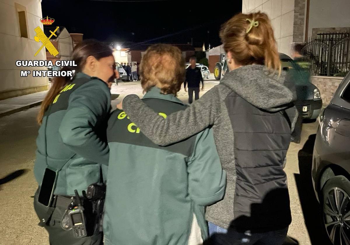 La Guardia Civil, con la mujer que había desaparecido.