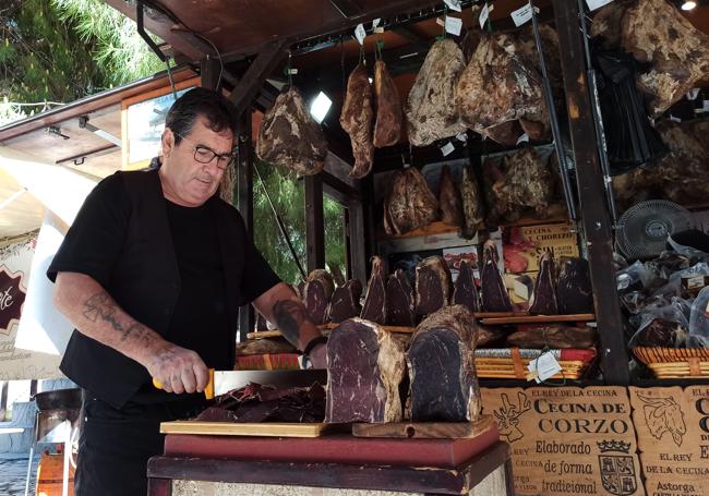 Jeremías García, trabajando en su puesto de cárnicas.