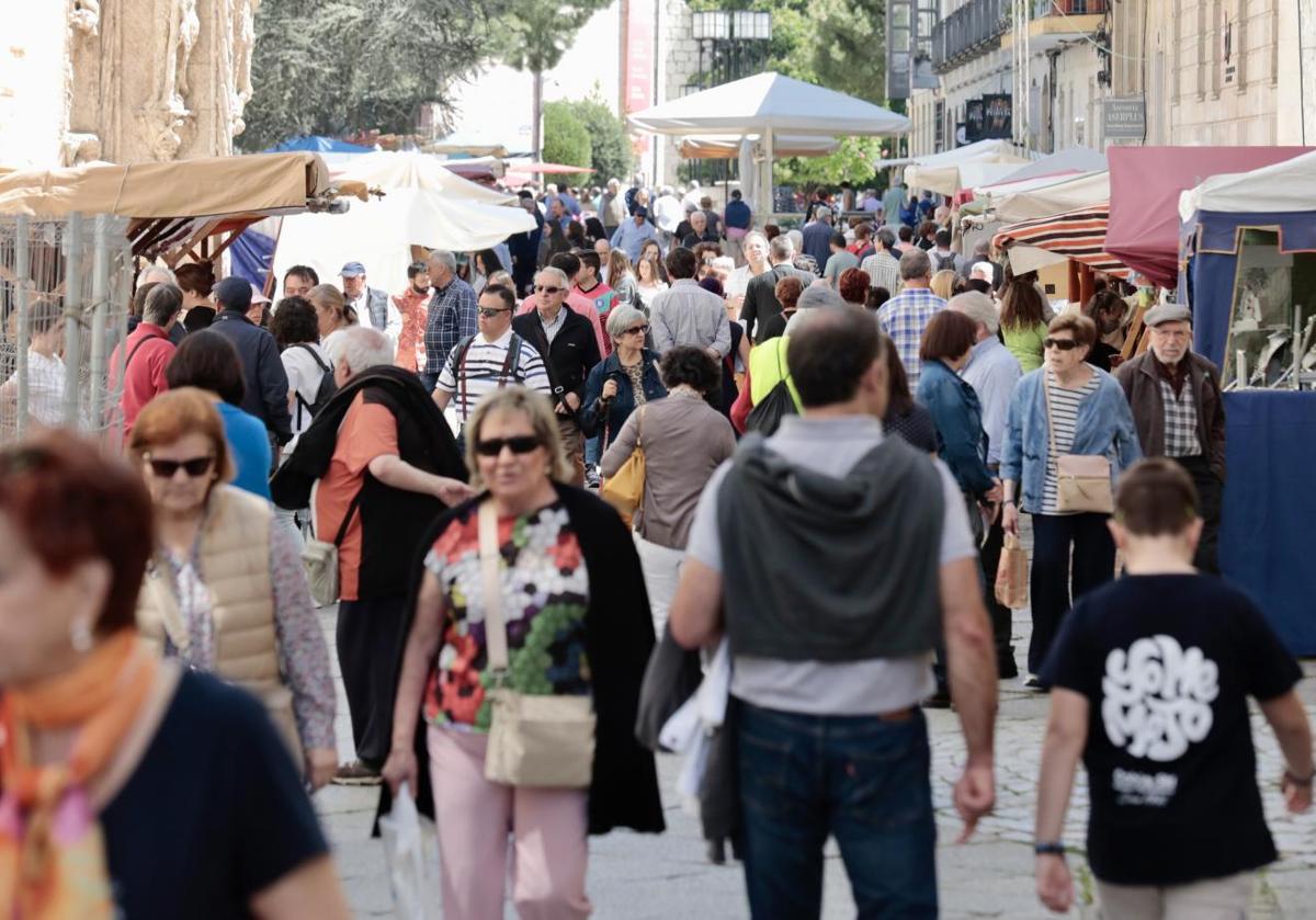 Ambiente en el mercado castellano de San Pablo, este viernes al mediodía.