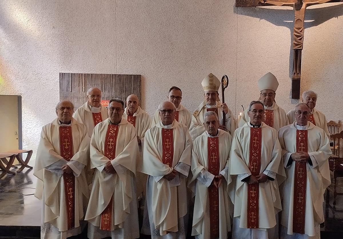 Sacerdotes palentinos homenajeados por su larga trayectoria.