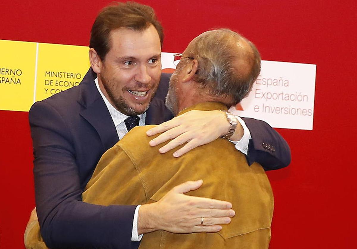 Óscar Puente y Javier León se abrazan en un acto oficial hace años en Valladolid.