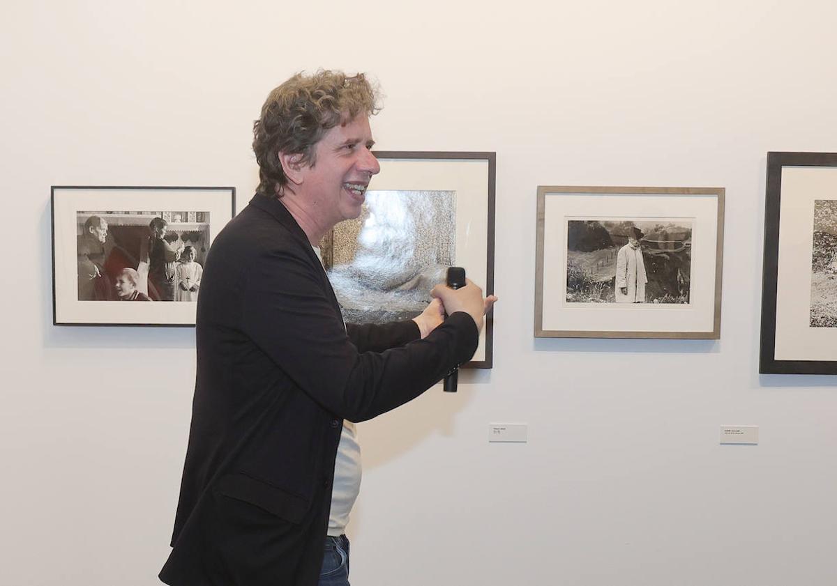 Imagen principal - Gabino Diego explica su colección, visitantes a la visita guiada y obra de Alberto García-Alix titulada 'Retrato de Gabino y mujer al fondo'.