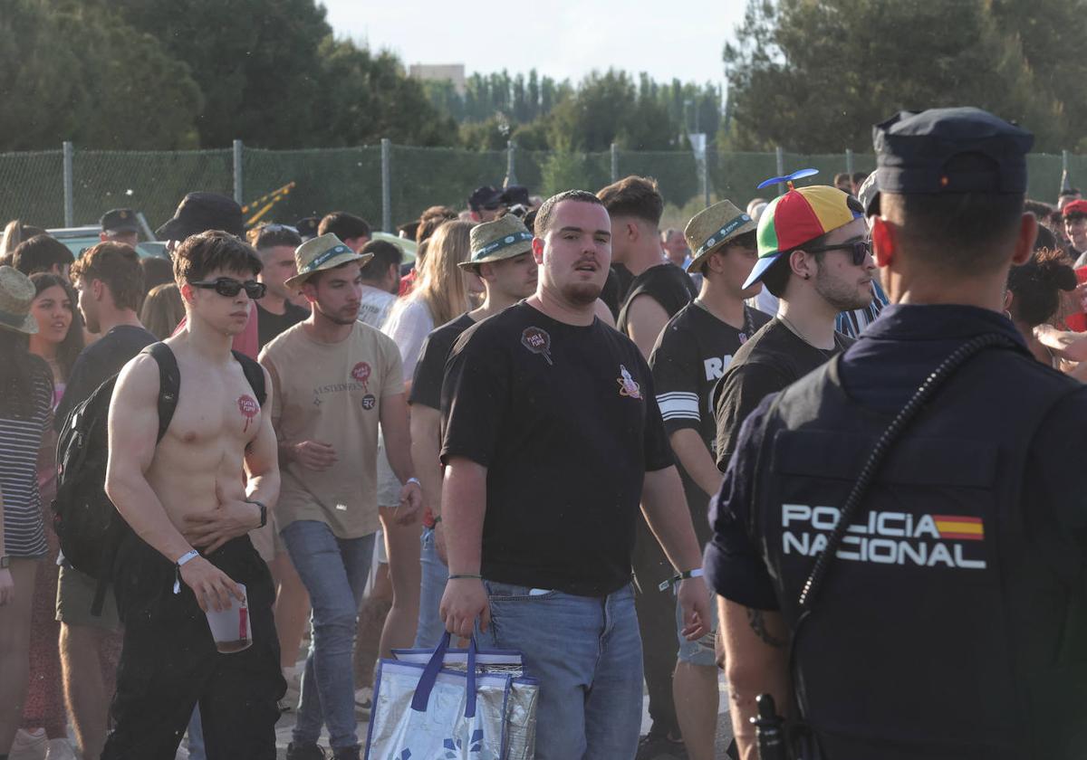 Salida de los jóvenes del parque Ribera Sur al término de la fiesta de la ITA.