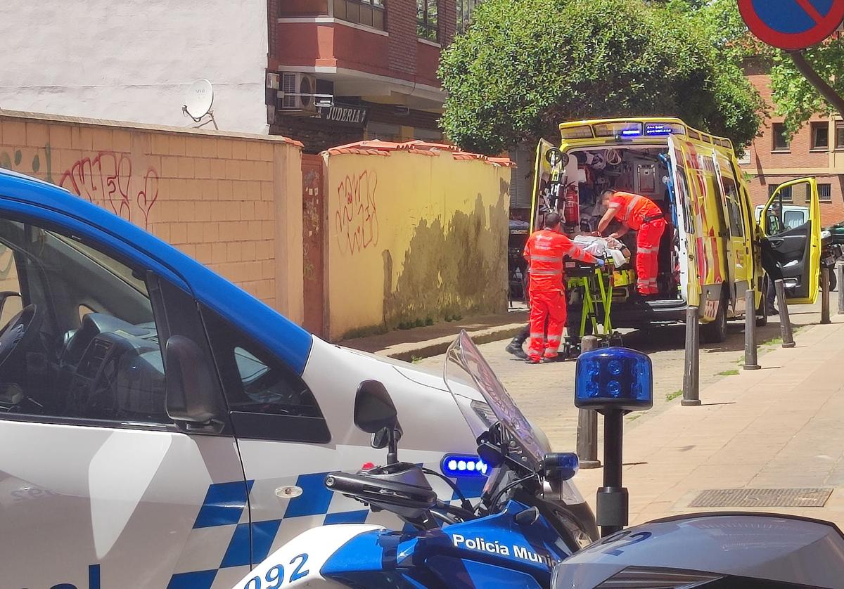 Personal sanitario atiende al herido, el pasado miércoles.