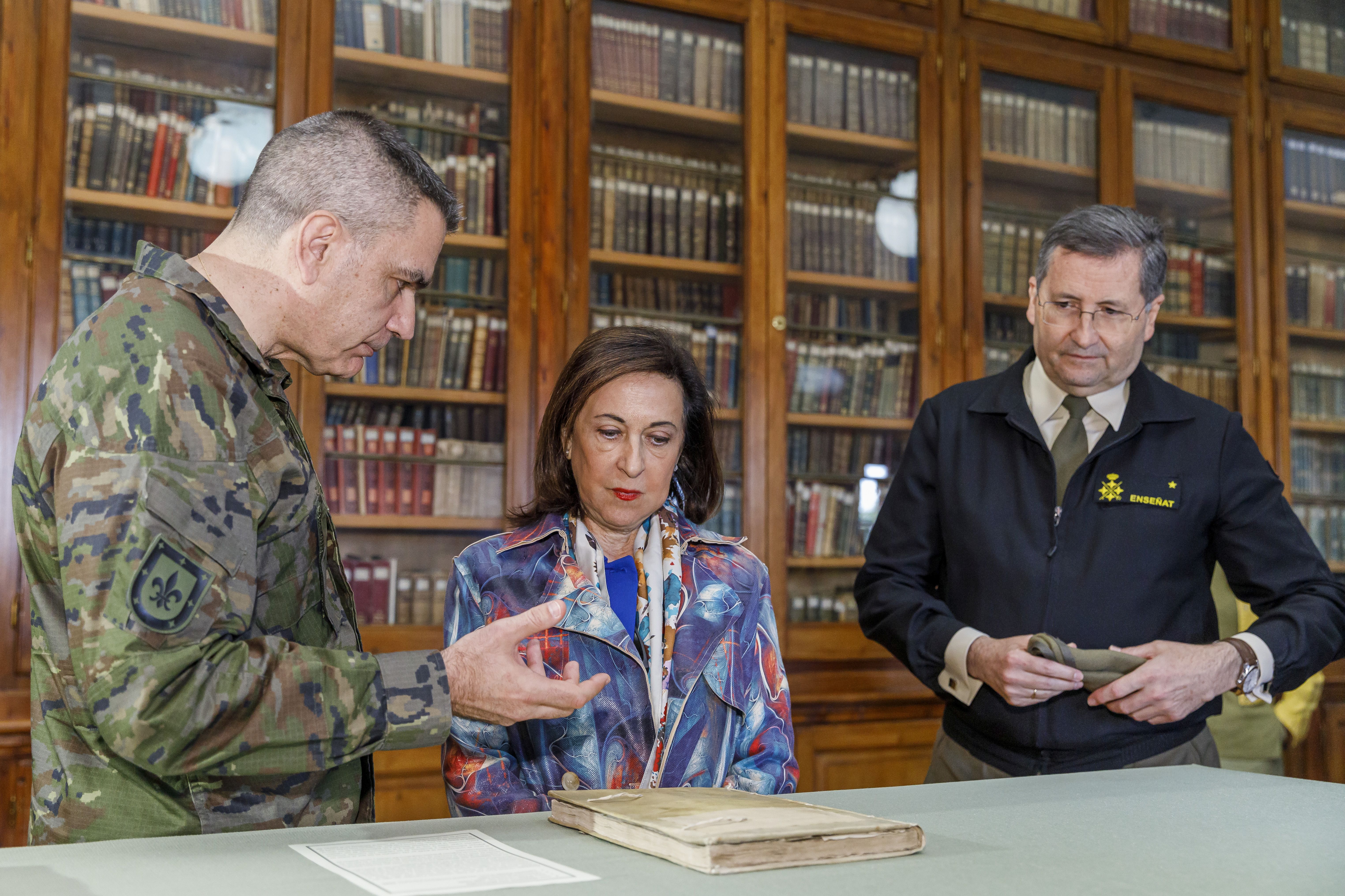 La ministra Robles visita la biblioteca de la Academia de Artillería de Segovia.