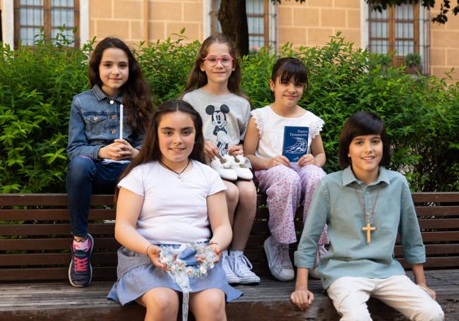 Adriana Q., Adriana F., Elena, Ángela y Pablo con algunos detalles y complementos de ese día tan importante