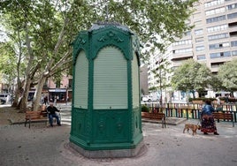 El quiosco hexagonal de la plaza del Caño Argales continuará con las persianas bajadas.