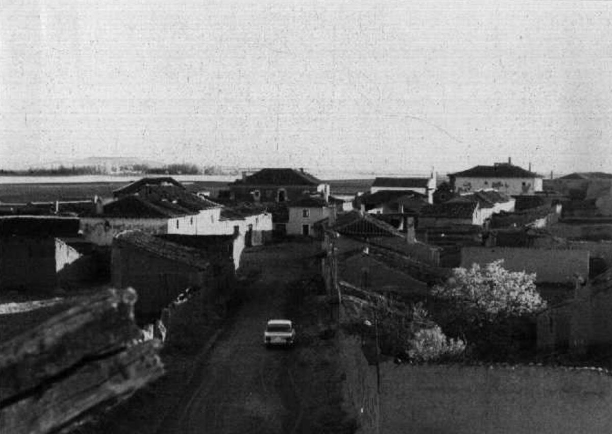 Imagen secundaria 1 - Panorámicas de Pedrajas de San Esteban e iglesia parroquial en los años 70.