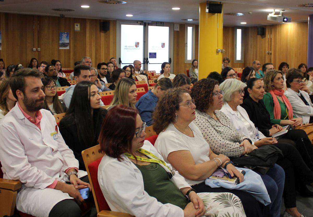 Asistentes al acto de bienvenida y despedida de residentes en el Hospital General de Segovia.