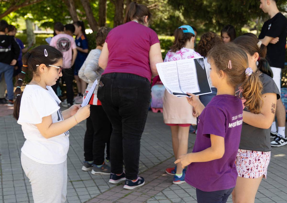 Imagen secundaria 1 - Varios momentos de las actividades que han realizado en el colegio Íñigo de Toro.