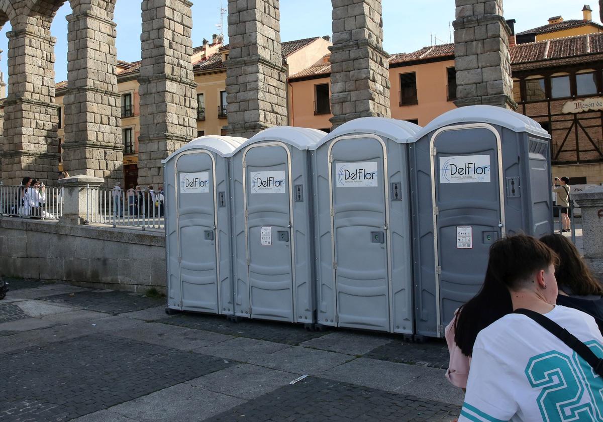 Urinarios portátiles en la plaza de Artillería.