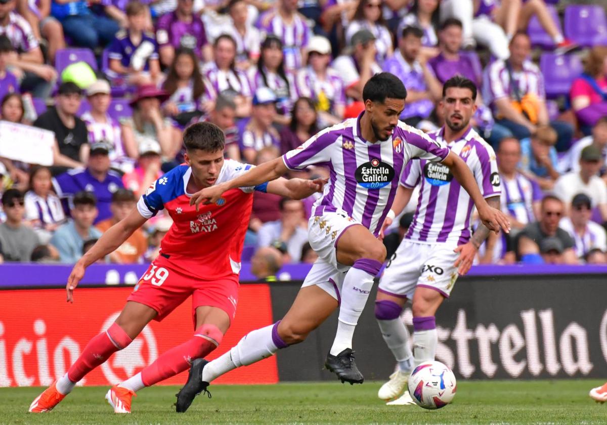 Lucas Olivera se zafa del marcaje de Gastón Valles.