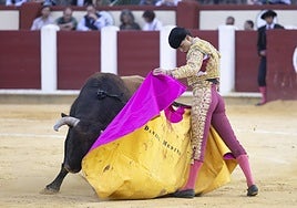 Daniel Medina, capote en mano.