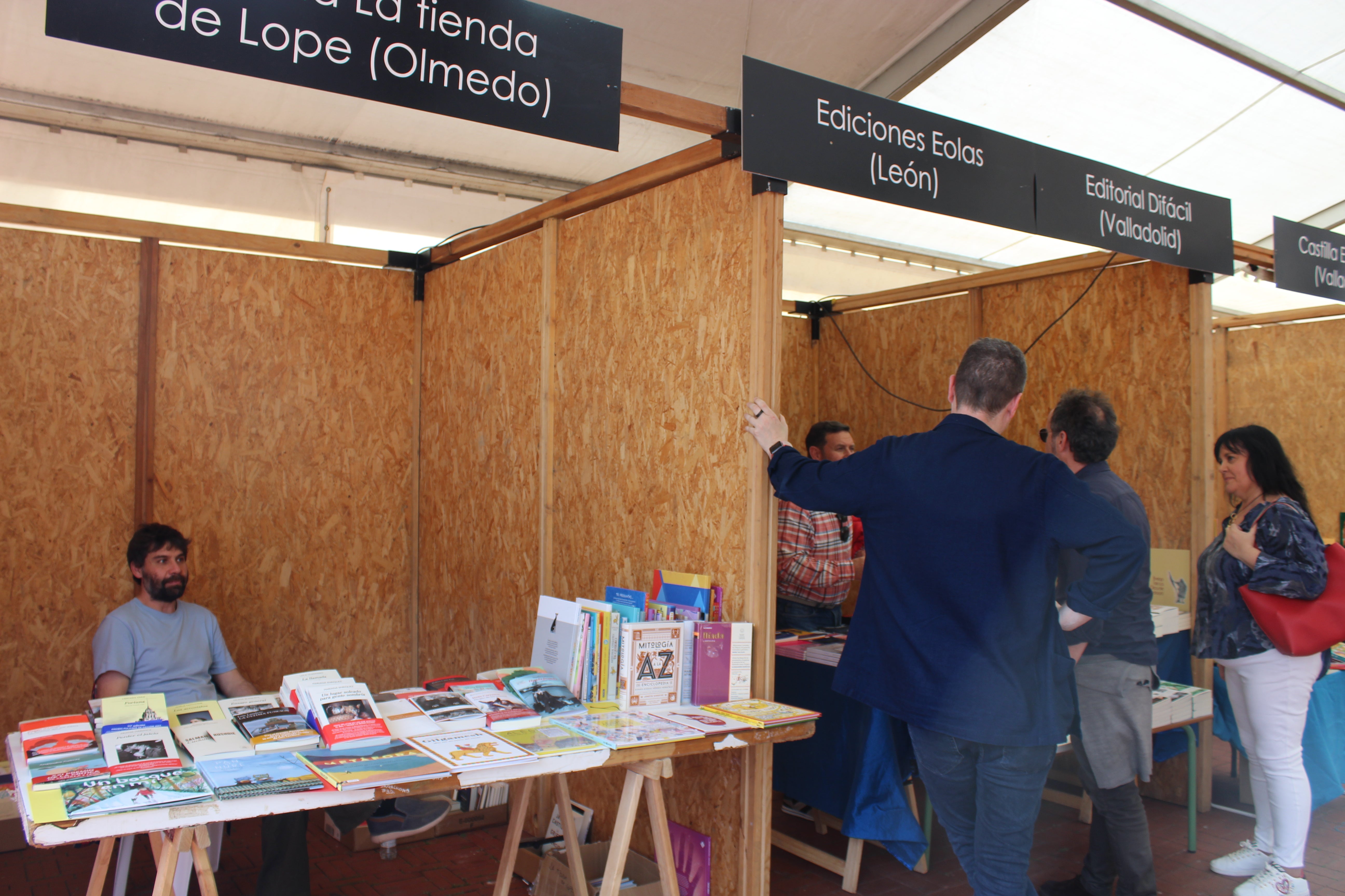 Expositores de la Feria del Libro de Medina del Campo 