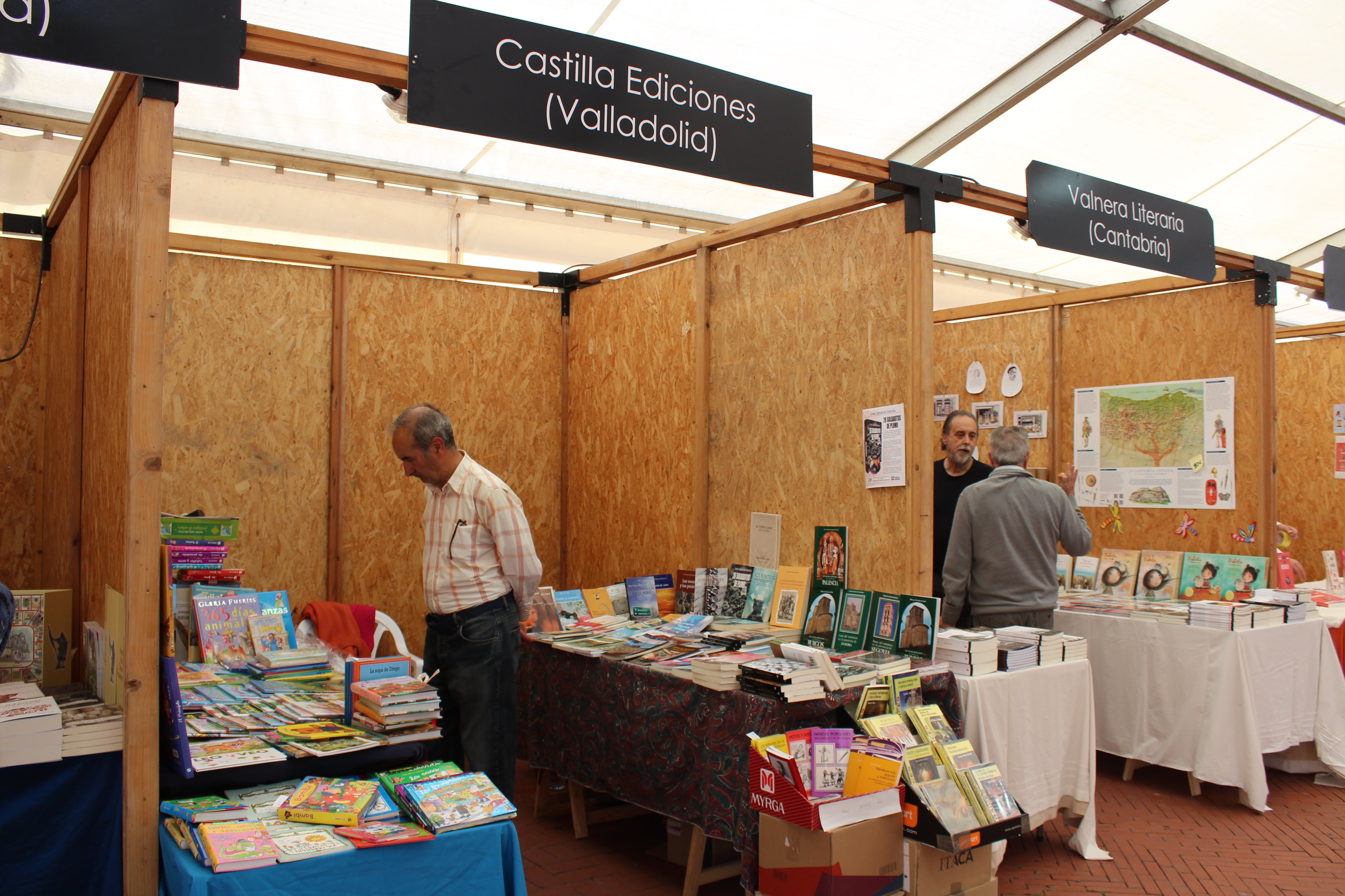 Expositores de la Feria del Libro de Medina del Campo