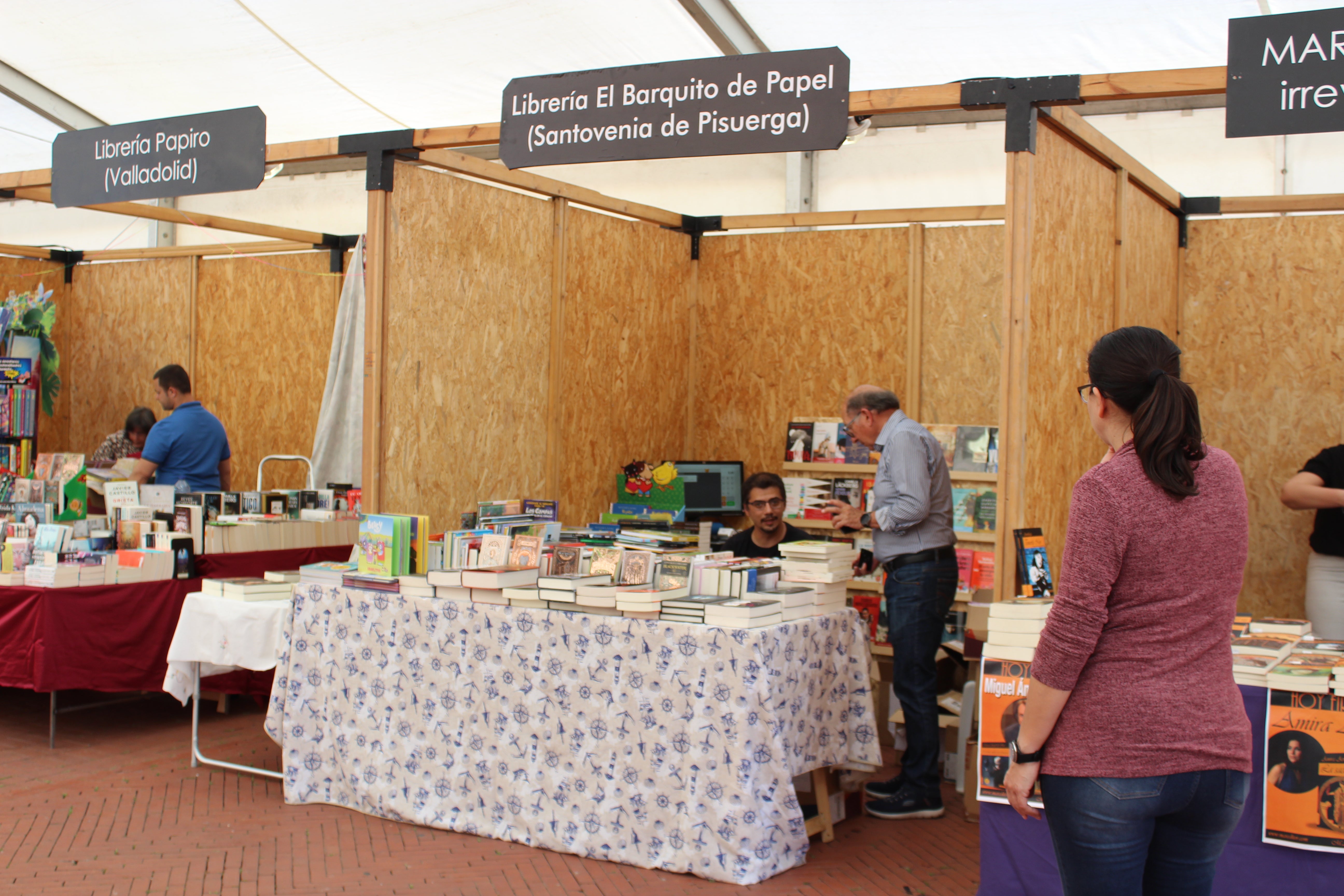 Expositores de la Feria del Libro de Medina del Campo