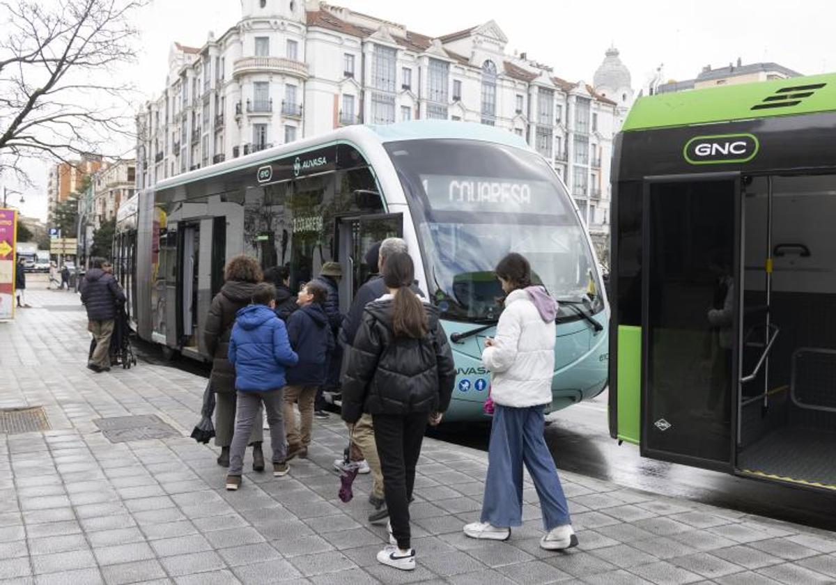 Parada de Auvasa en la plaza de Zorrilla.