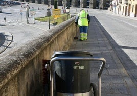 Un trabajador de FCC realiza labores de limpieza en la ciudad.