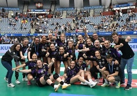 Jugadoras y cuerpo técnico celebran el pase a la final en San Sebastián.