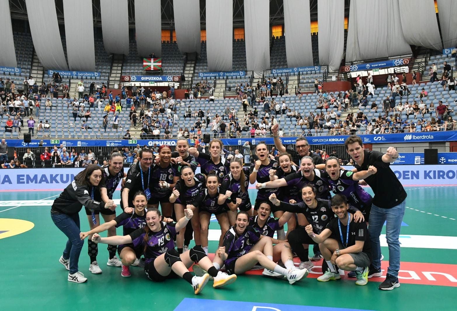 Jugadoras y cuerpo técnico celebran el pase a la final en San Sebastián.