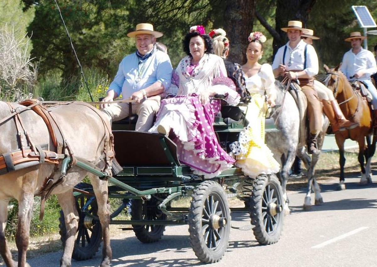 Imagen secundaria 1 - Asistentes a la romería flamenca de Pedrajas.