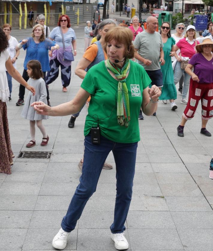 Imagen secundaria 2 - Bailes del mundo en Portugalete, desde los más sencillos, en corro, derecha, izquierda, hasta los más complejos, a cargo de Radalaila. 