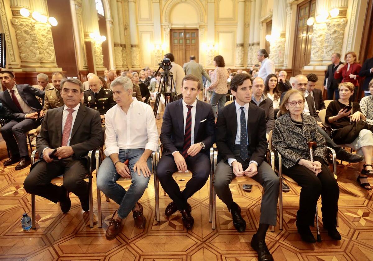 Los galardonados con los trofeos San Pedro Regalado, en el salón de recepciones.