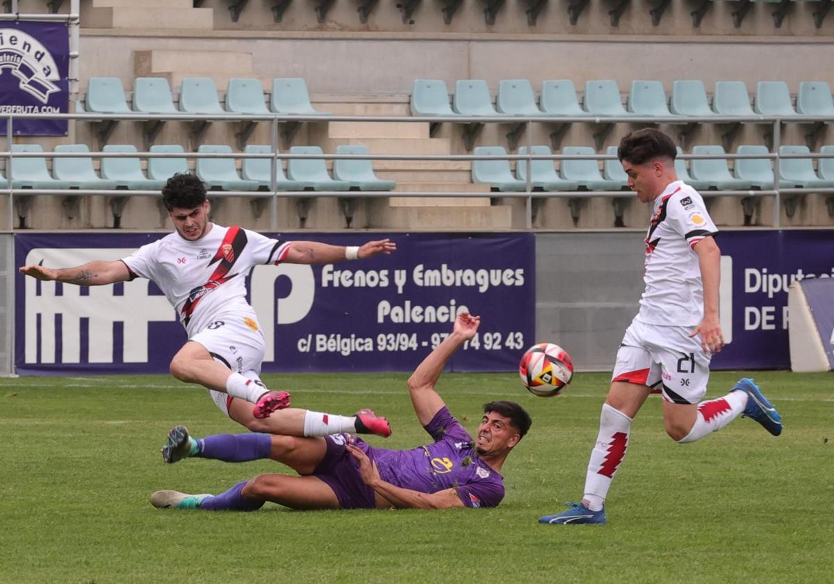 Una acción del partido entre el Cristo Atlético y el Laguna en la Nueva Balastera.