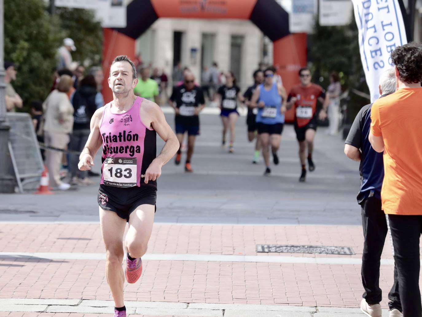 Un millar de participantes se suma a la I Carrera de las Familias de Valladolid (1/2)