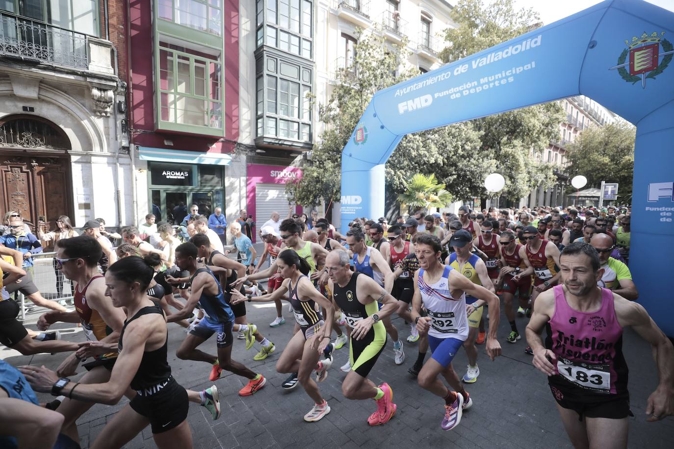 Un millar de participantes se suma a la I Carrera de las Familias de Valladolid (1/2)