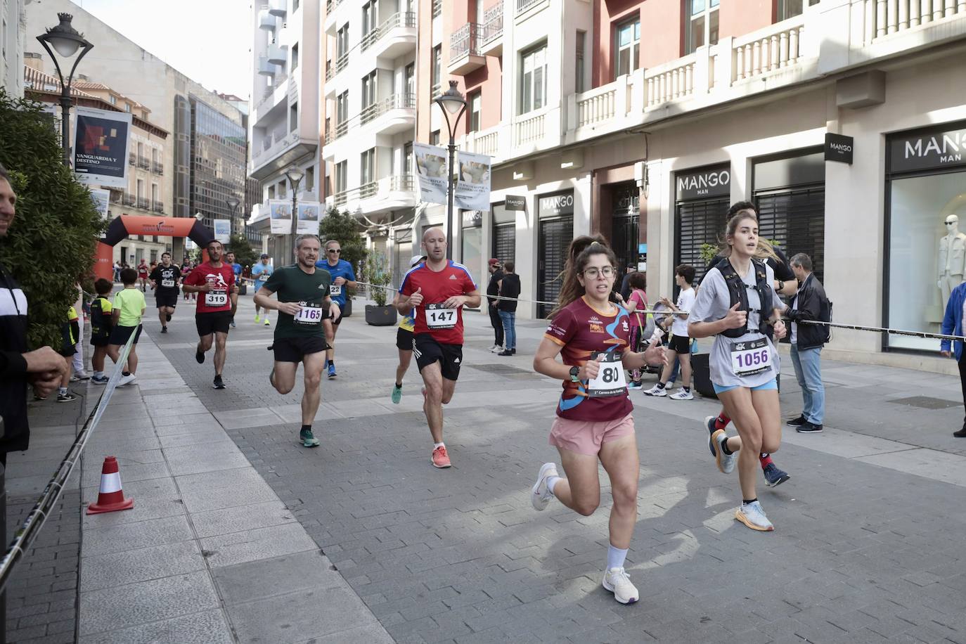 Un millar de participantes se suma a la I Carrera de las Familias de Valladolid (1/2)