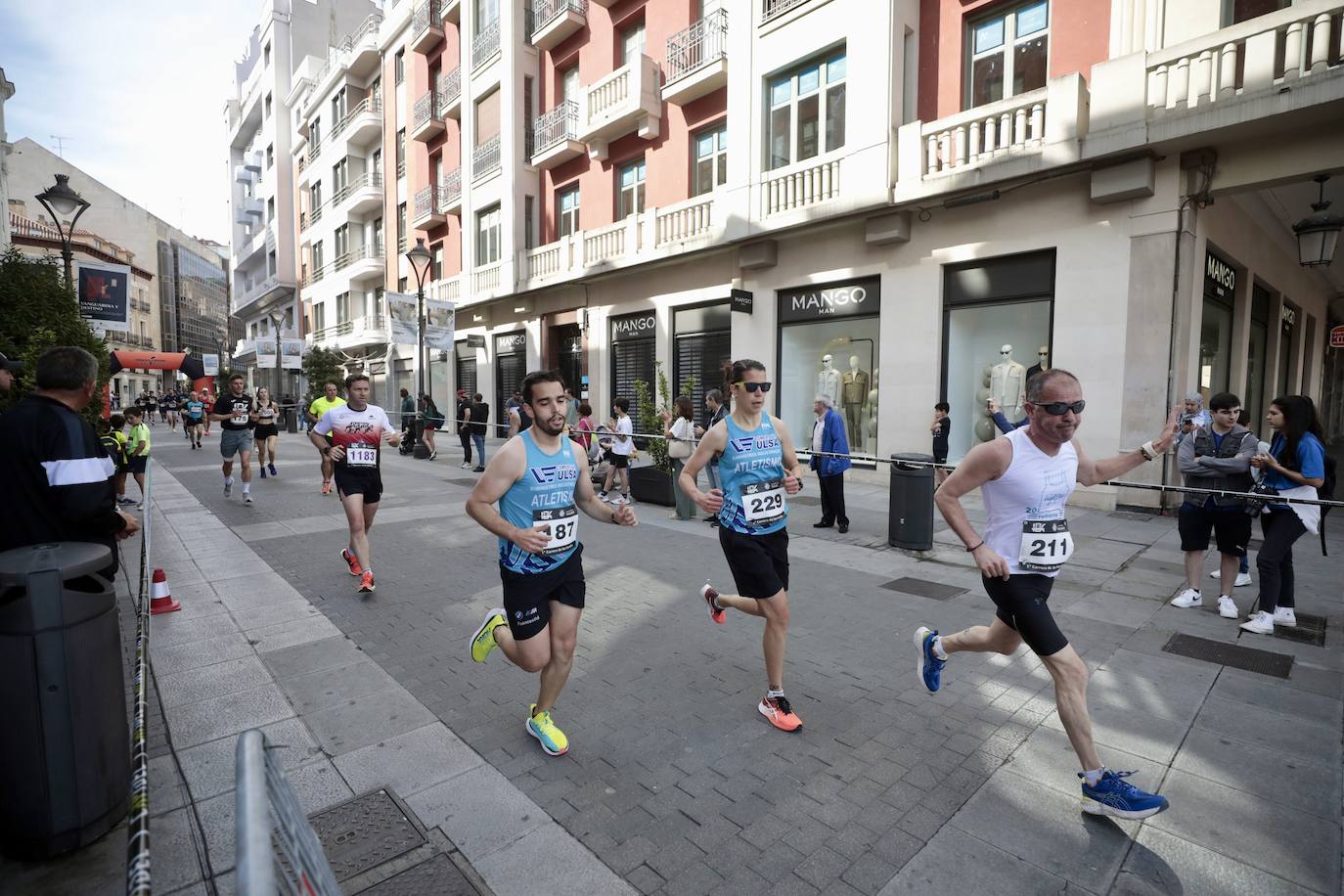 Un millar de participantes se suma a la I Carrera de las Familias de Valladolid (1/2)