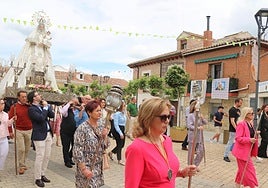 Villamuriel procesiona a la Virgen del Milagro, este domingo.