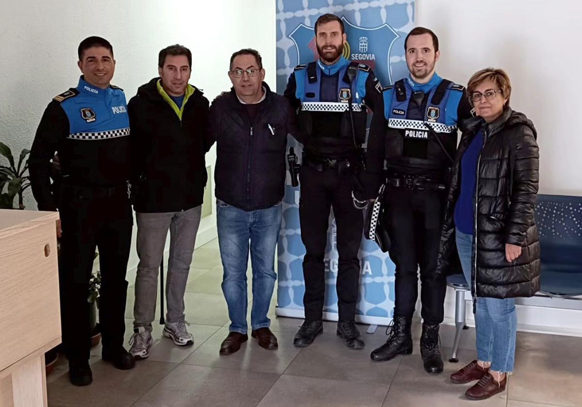 César de la Fuente (centro) y su mujer, junto a los policías que le salvaron la vida.