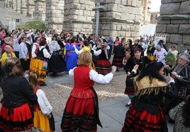 Multitud de mujeres bailan la jota a los pies del Acueducto ante la expectante mirada del público.