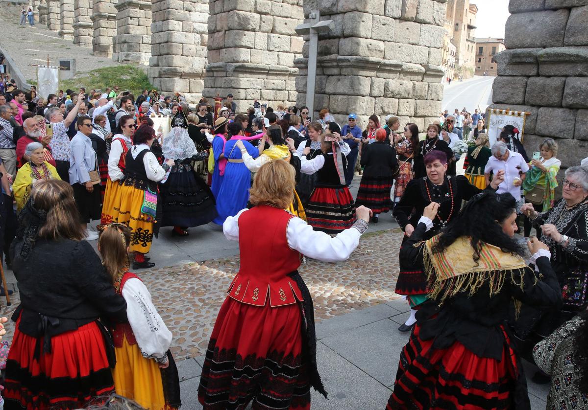 Multitud de mujeres bailan la jota a los pies del Acueducto ante la expectante mirada del público.