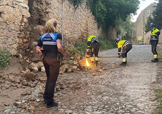 La dotación de bomberos usa una radial para cortar una tubería.