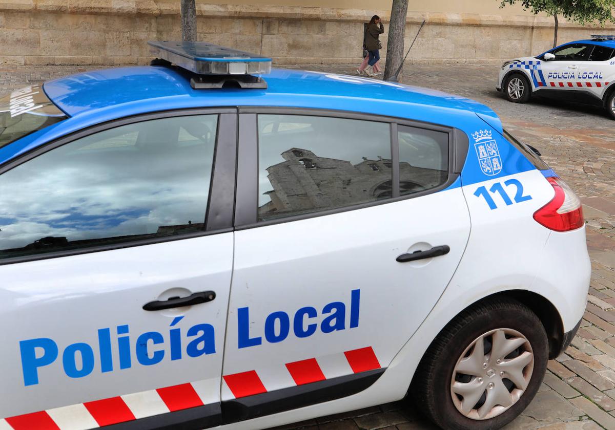 Coches de la Policía Local en una imagen de archivo.