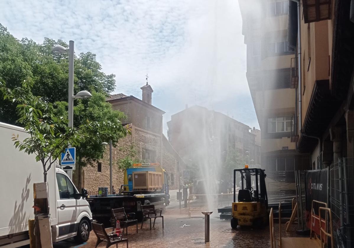 Rotura de una tubería en el barrio de Santa Eulalia.