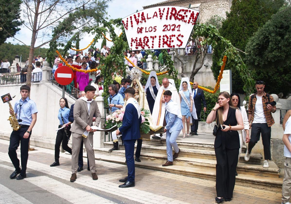 Los quintos portan la imagen de la Virgen de los Mártires, este lunes.